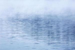mist over- water abstract achtergrond met selectief focus en Ondiep diepte van veld- foto