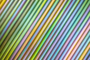 een abstract lijnen backround van kleurrijk cadmium gecoat staal bars. foto