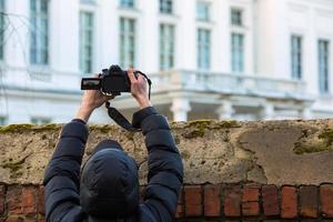 Mens het schieten bovenstaand de hek foto