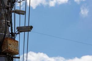 twee oud cctv veiligheid toezicht camera's Aan straat licht pool Aan blauw lucht achtergrond foto