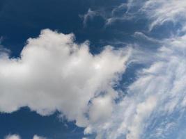wit c cumulus wolken Aan blauw lucht achtergrond foto