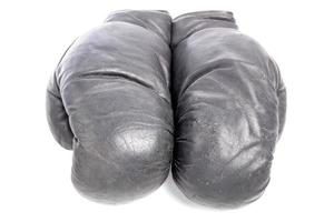 oud zwart leer boksen handschoenen geïsoleerd Aan wit achtergrond foto