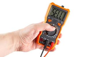 de woord verkopen Aan scherm van digitaal elektrisch multimeter in links hand, geïsoleerd Aan wit foto