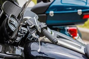 2022 harley davidson weg glijden beperkt motorfiets Aan asfalt parkeren Bij voorjaar dag - dichtbij visie Aan links omgaan met foto