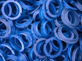een abstract achtergrond van blauw fantoom blauw kleur gecoat metaal ring onderdelen foto