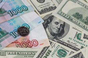 Russisch roebel en ons dollars detailopname achtergrond met selectief focus foto