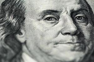 een dichtbij visie van saai portret van ben Franklin van oud een honderd ons dollar foto