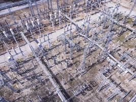 antenne visie van elektrisch hoog Spanning onderstation. foto