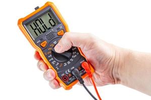 de woord houden Aan scherm van digitaal elektrisch multimeter in Rechtsaf hand, geïsoleerd Aan wit foto