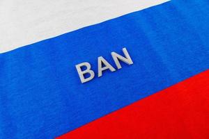 de woord verbod gelegd met zilver metaal brieven over- kleding stof Russisch federatie vlag foto