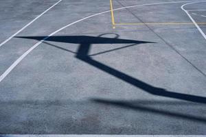 basketbal hoepel silhouet Aan de rechtbank, sport- uitrusting foto