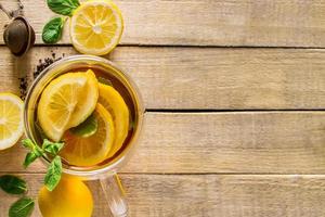 thee met citroen en munt in transparant beker. alternatief geneesmiddel. heet drinken voor ontspanning. foto