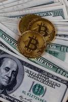 drie bitcoin uitblinkers Aan papier ons dollar bankbiljetten achtergrond foto