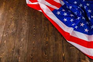 verfrommeld Verenigde Staten van Amerika vlag Aan vlak getextureerde houten oppervlakte achtergrond foto