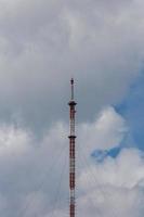 hoog metaal kader televisie toren Aan bewolkt lucht daglicht achtergrond foto