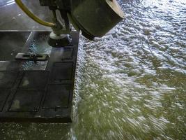 waterjet snijdend werkwijze van dik zwart metaal vel foto