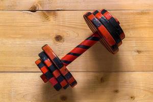 zwart-oranje gestript halter Aan houten oppervlak. foto