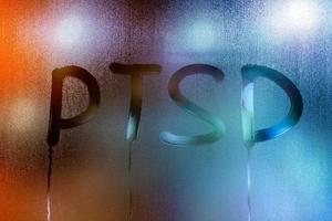 ptsd - post traumatisch spanning wanorde - handgeschreven Aan nat glas van nacht venster foto