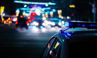 nacht Politie auto lichten in stad - humeurig detailopname met selectief focus en bokeh foto