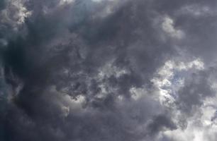 grijs zomer storm wolken achtergrond. zenit visie van grond oppervlak. foto