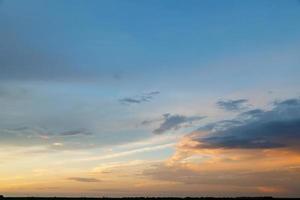 avond lucht, gedeeltelijk gedekt met anders verlicht wolken foto