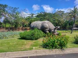 standbeeld van een neushoorn in een groen park foto