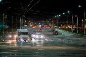 tula, Rusland april 22, 2017 donker nacht winter verkeer Aan straat met brug verlichting en rails foto