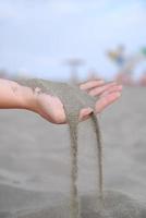 prima zand lekt trog vrouw handen foto