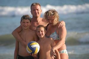 familie portret Aan strand Bij zomer vakantie foto