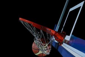 basketbalbal en netto op zwarte achtergrond foto