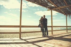 paar chating en hebben pret Bij strand bar foto