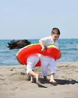 gelukkig kind groep spelen op strand foto