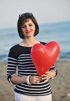 jong vrouw kom tot rust Aan strand foto