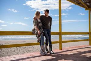 paar chating en hebben pret Bij strand bar foto