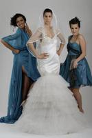 portret van een drie mooi vrouw in bruiloft jurk foto