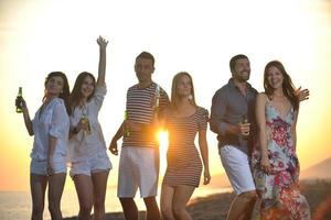 groep van jong mensen genieten zomer partij Bij de strand foto