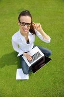 vrouw met laptop in park foto