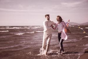 paar genieten van tijd samen Bij strand foto