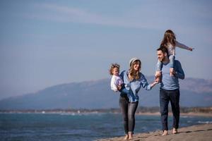 jong familie genieten van vecatie gedurende herfst foto