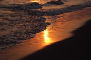 zonsondergang op zee foto