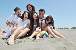 groep van gelukkig jong mensen in hebben pret Bij strand foto