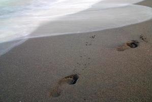 voetafdrukken op het strand foto