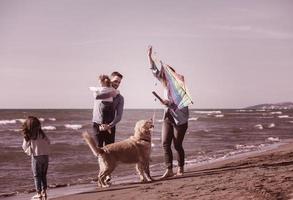 gelukkig jong familie genieten van vecatie gedurende herfst dag foto