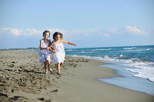 schattig weinig meisjes rennen Aan strand foto