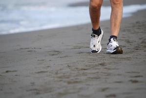 Mens wandelen Aan strand foto