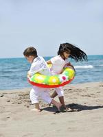 gelukkig jong mensen groep hebben pret Aan strand foto