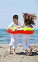 gelukkig jong mensen groep hebben pret Aan strand foto