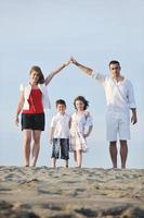 familie Aan strand tonen huis teken foto