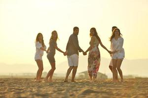 gelukkig jong mensen groep hebben pret Aan strand foto