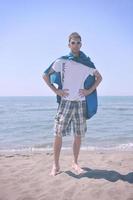 grappig superheld staand Aan strand foto
